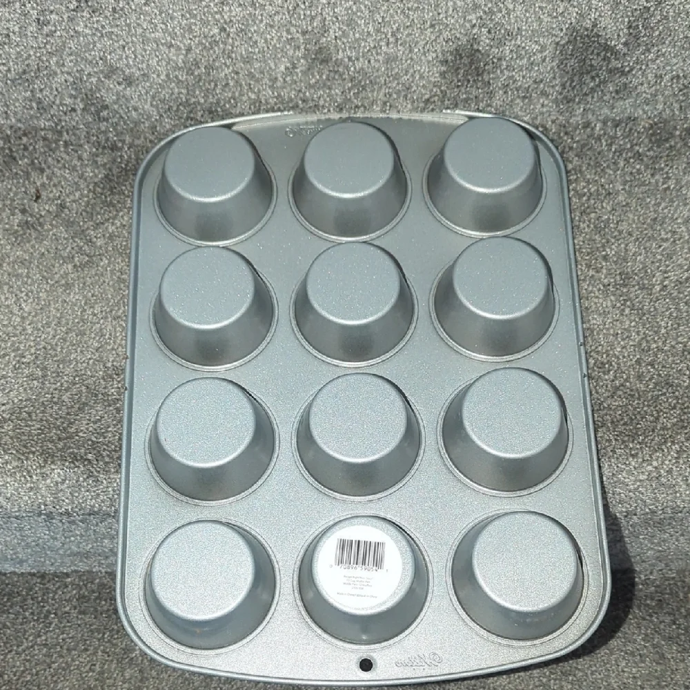 Wilton Gray Non-Stick 12-Cup Muffin Pan